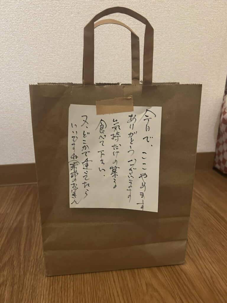 お菓子の入った紙袋と置き手紙が……