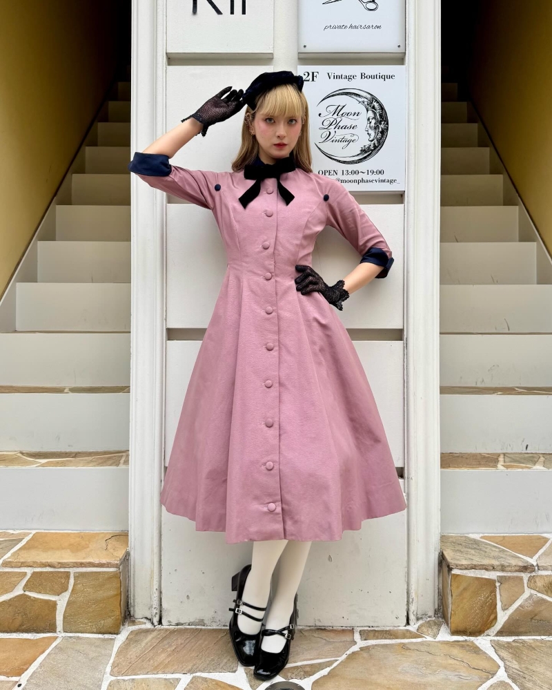 ピンクのAラインワンピースを着たスタッフさん