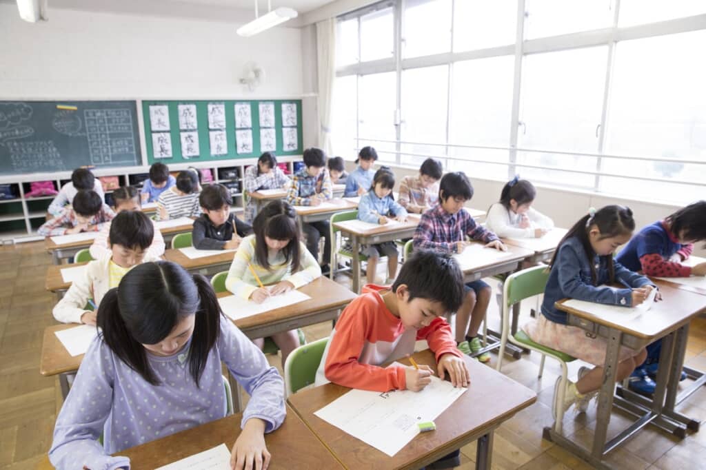 テスト用紙を持ってきたものの……？（イメージ画像／出典：PIXTA）