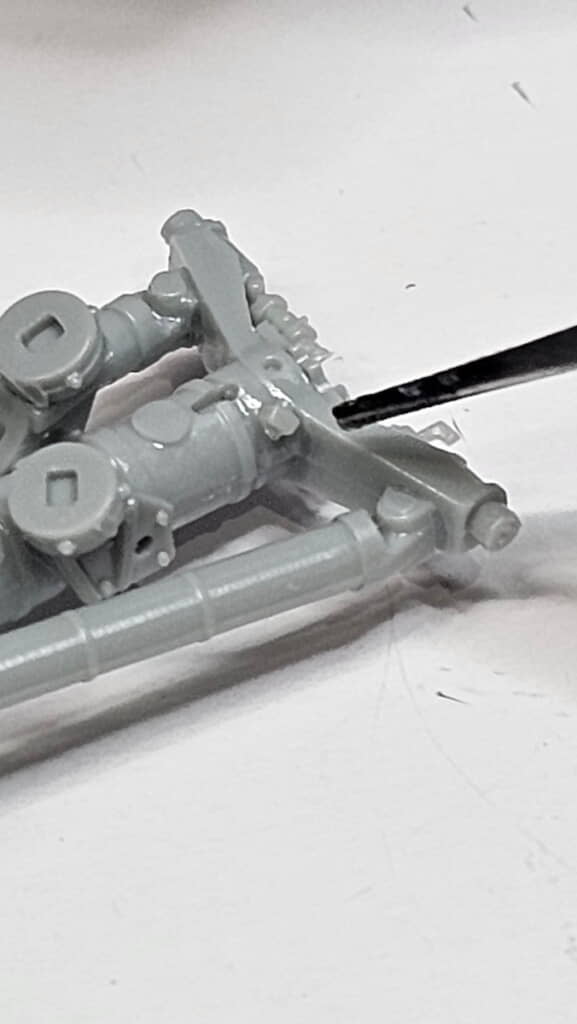 ピンセットの指し示す先に取り付け後のパーツ