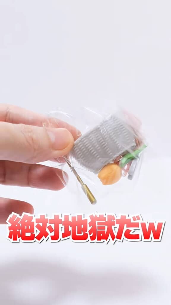 見るからに小さすぎる編み物セット!?