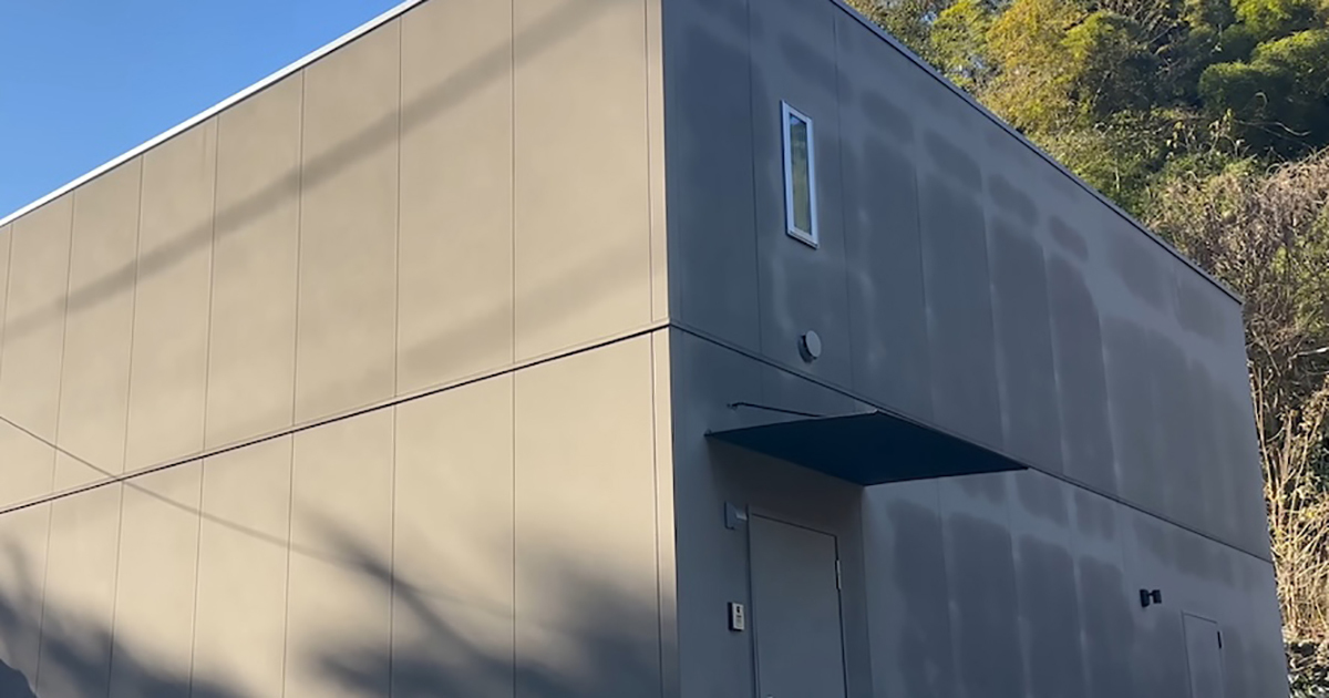 「壁」にしか見えない家→裏には大きな穴が……しかし、中に入ると「これは素晴らしい」 “予想外の内装”に「理想」「すごくいい」(1/2) | 住まい ねとらぼ