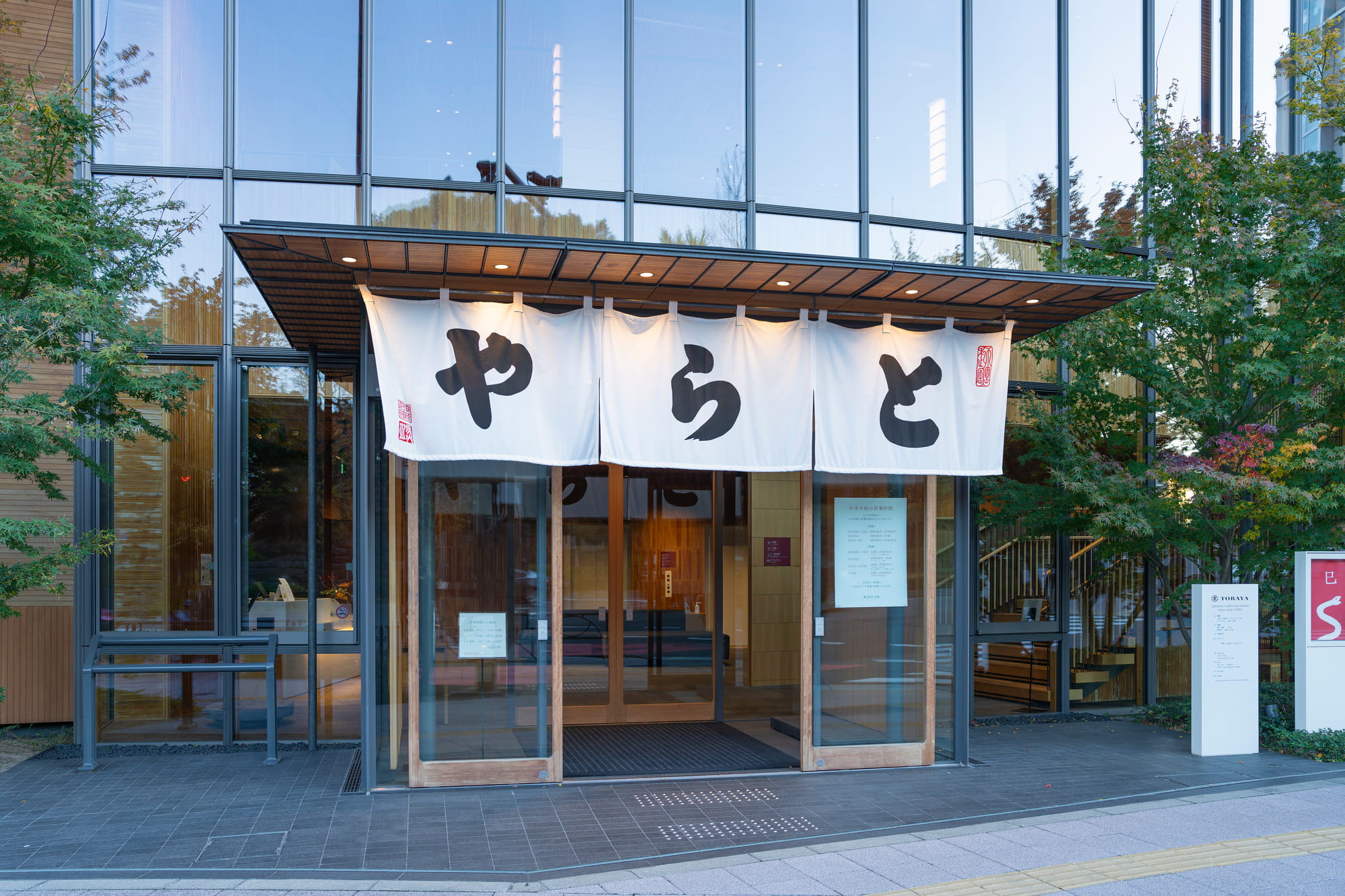 「切ってみたら、月が出てきた」 とらやの秋限定“満月が浮かぶ羊羹”が販売中! 「バーボンのつまみに」「紅茶にも」「秋の夜長にぴったり」(1/2) | グルメ ねとらぼリサーチ