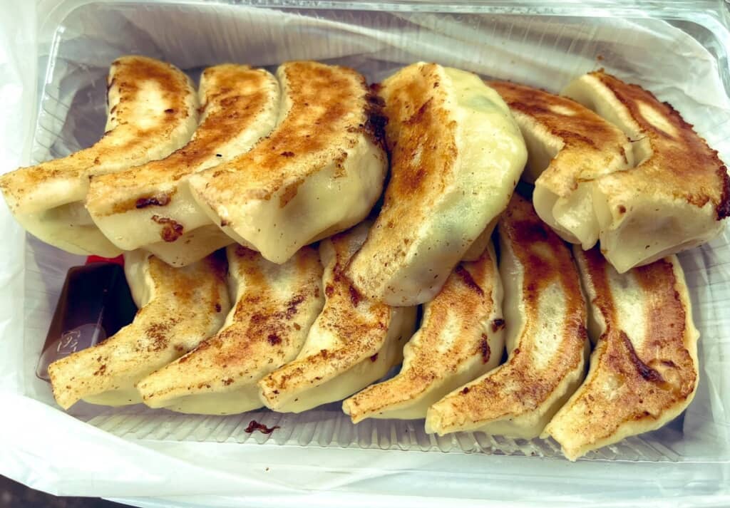 プラ容器からあふれるほどたっぷり！（画像提供：馬車道はげみ／@Bashamichi_H）