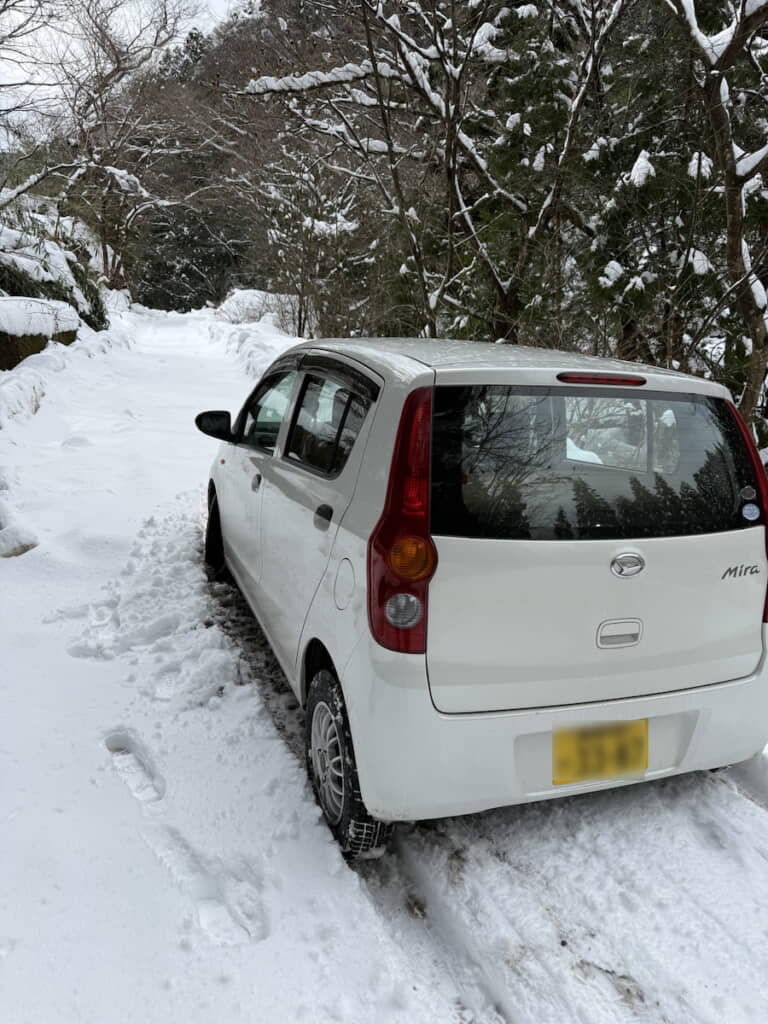 雪道でスタックし身動きできない状況に