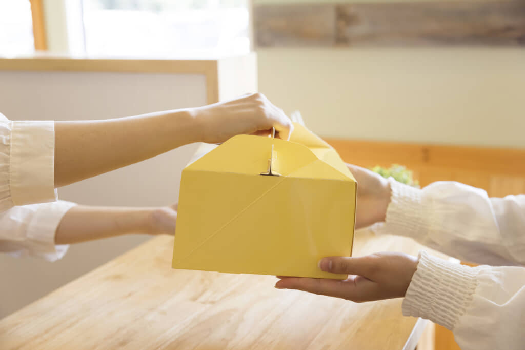 シャトレーゼでケーキを購入※画像はイメージです(出典:PIXTA)