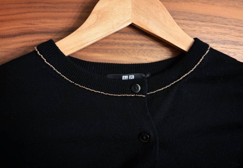 ユニクロの黒カーデをビーズ刺しゅうでアレンジ