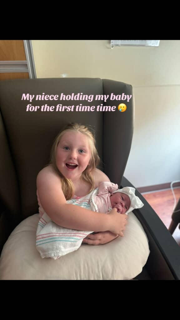 赤ちゃんを抱っこするこの少女は……