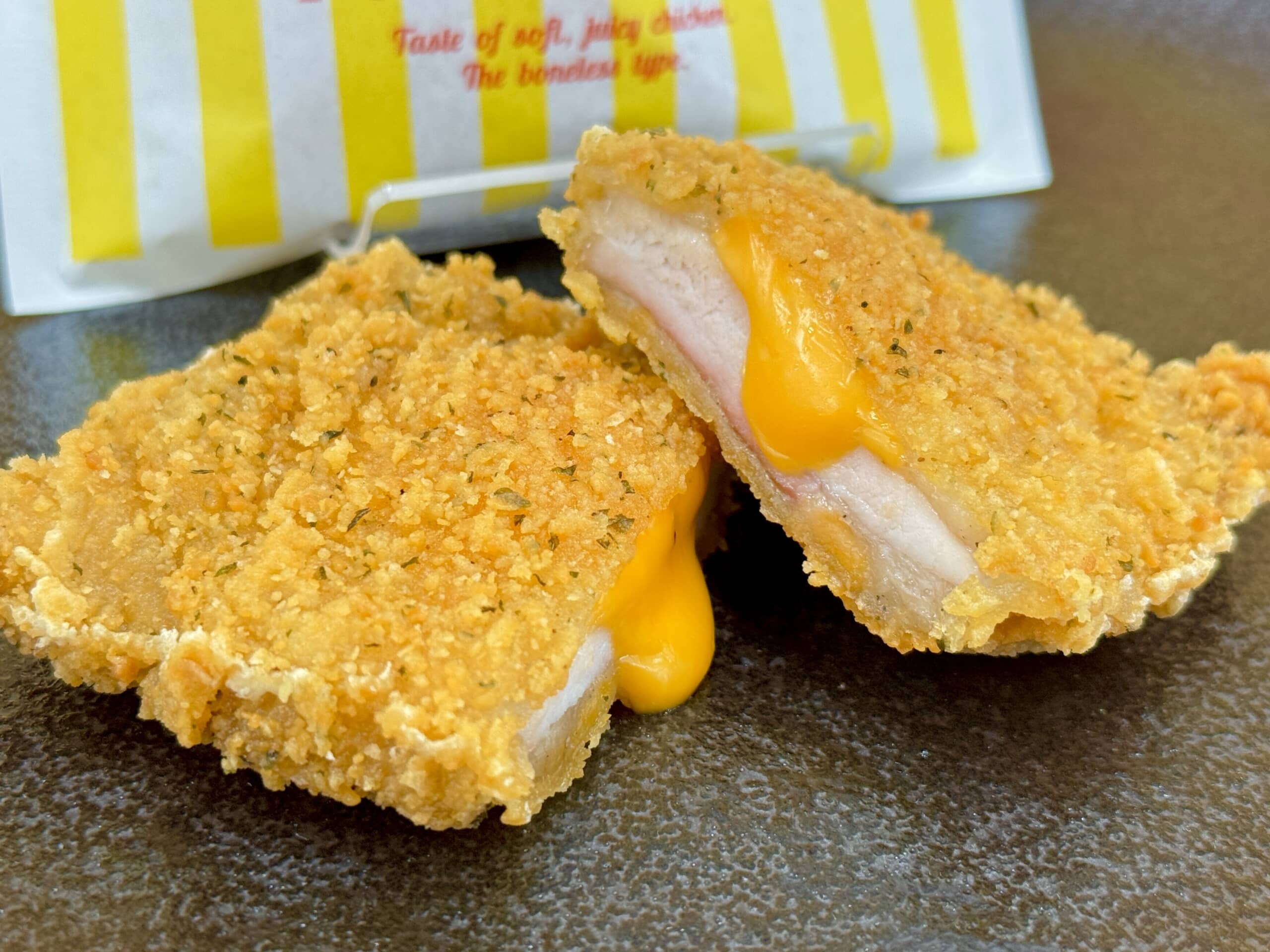 やったあああ!! ファミチキ史上No.1人気「濃厚チーズinファミチキ