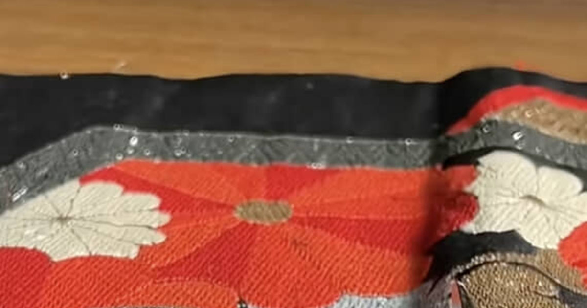 おばあちゃんから受け継いだ着物の帯→セリア商品と組み合わせると……　まさかのリメイクに「すごい」「すごくお上品で素敵」（1/2） | ハンドメイド ねとらぼ