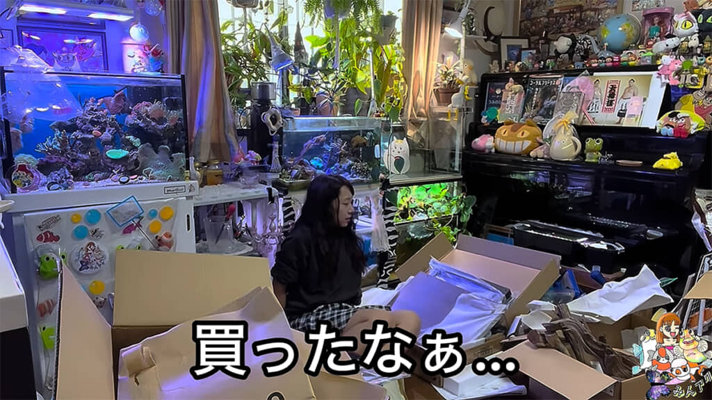 大量の段ボールに囲まれ、思わず「買ったなぁ……」とつぶやいてしまったKOKOさん