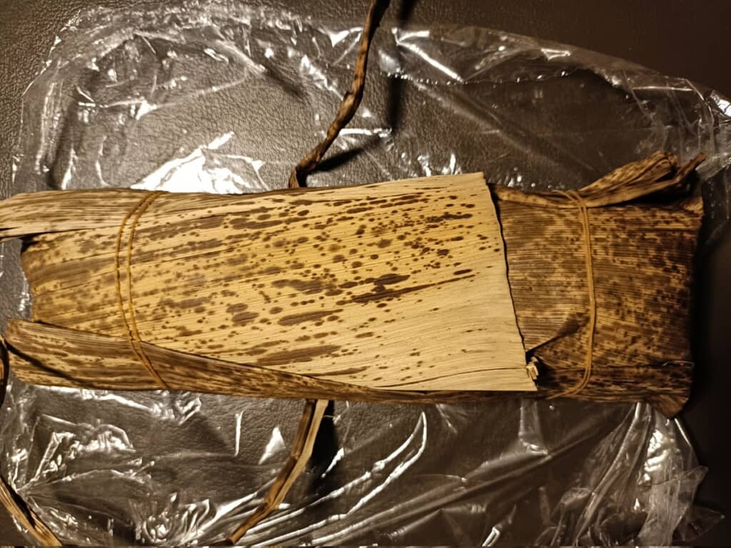 竹の皮に包まれている高知県の弁当