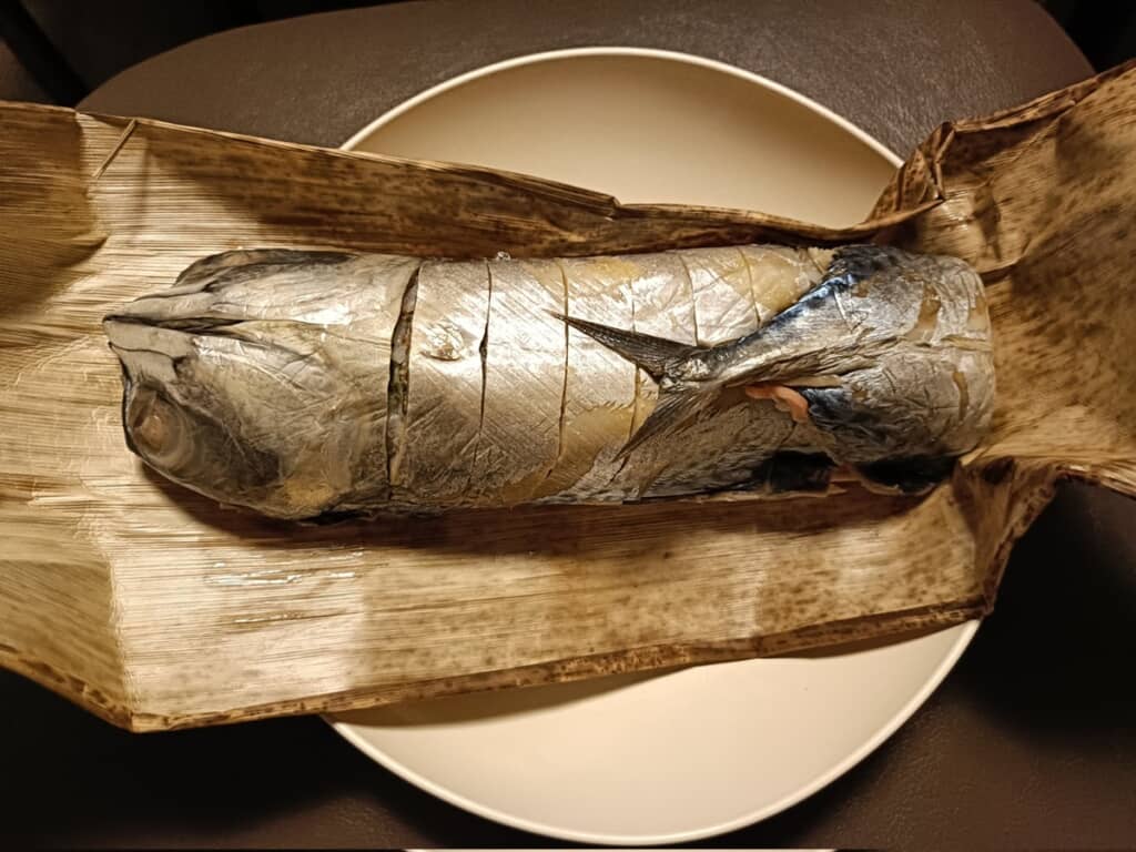 サバの体の中に酢飯を詰めた姿寿司