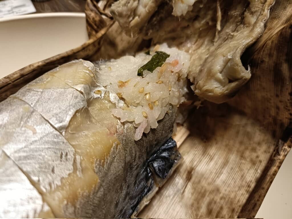 サバの中に詰められている酢飯