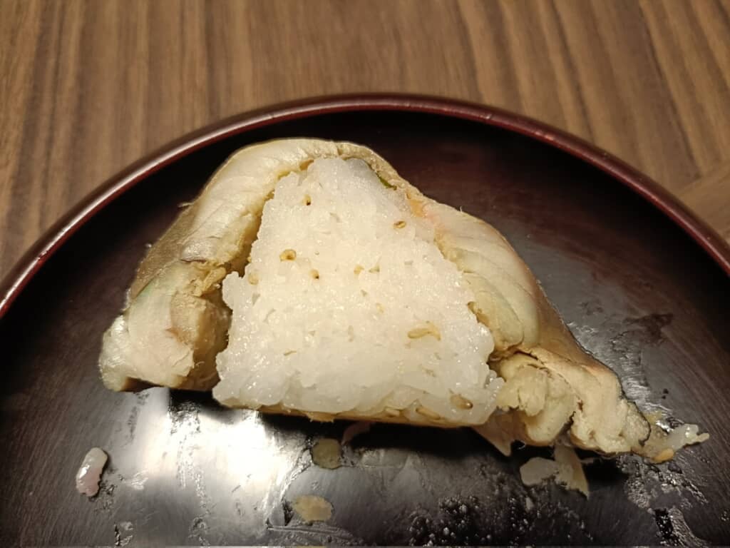 サバの身と先端までギッシリ詰められた酢飯