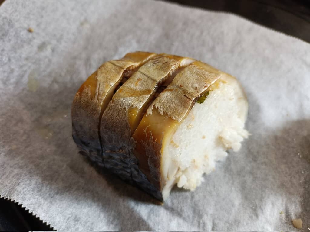炙られたサバの姿寿司