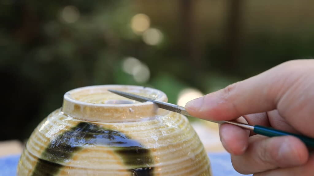 水で濡らしてやすりで削る