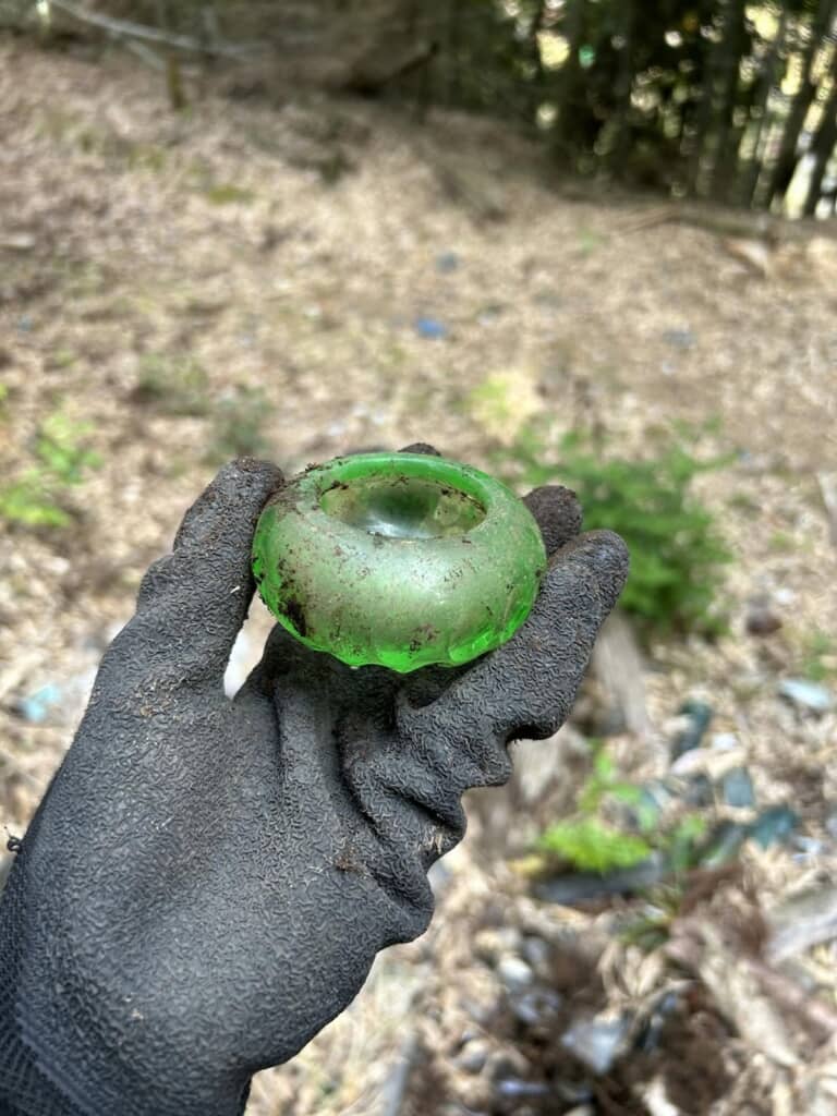 出土したウランガラスの海綿入れ
