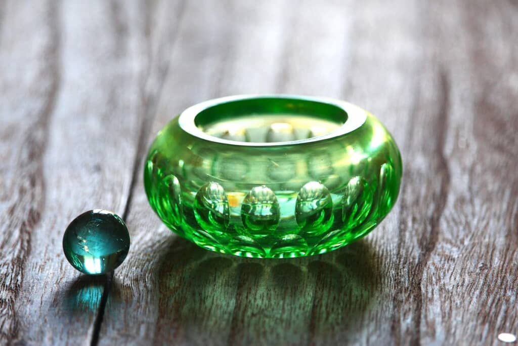 キレイに磨かれたウランガラスの海綿入れ