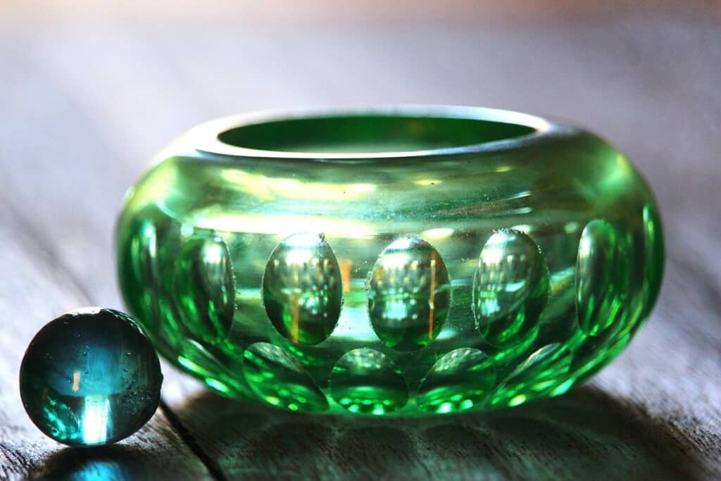 透き通っていて、宝石のように輝いているウランガラスの海綿入れ