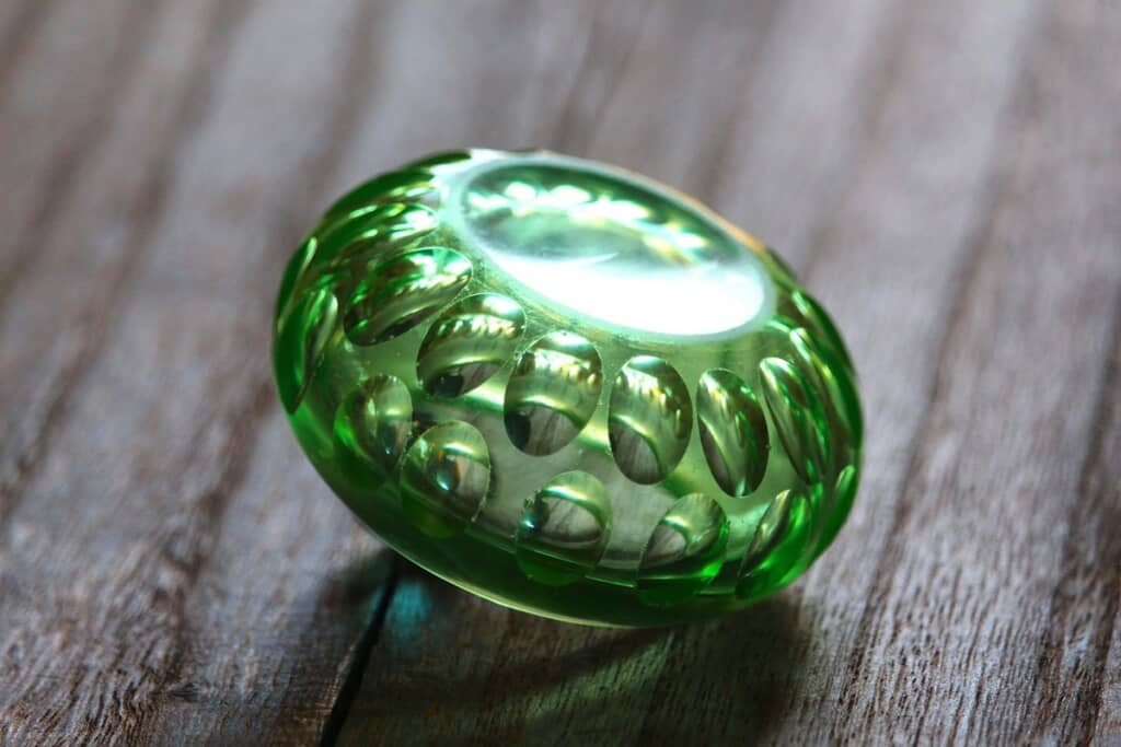 ウランをごく微量混ぜたことで緑色になっているウランガラス