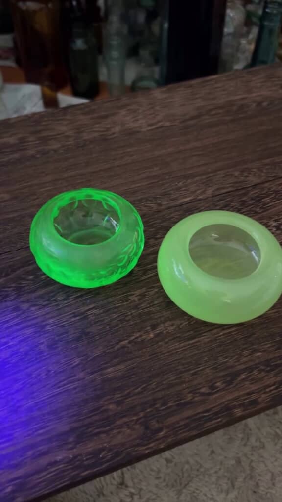 テーブルに置かれたウランガラスとUVライトの光