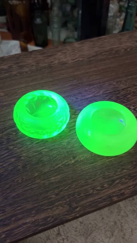 鮮やかな緑色の蛍光を放つウランガラス