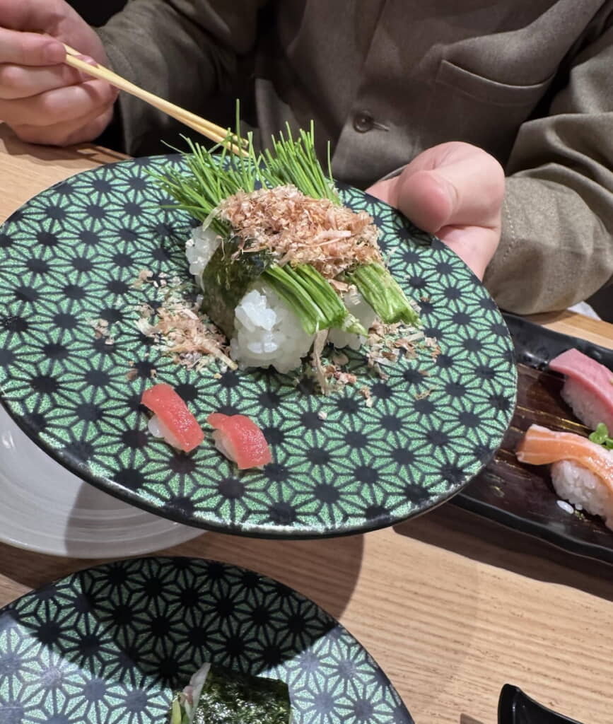 手前の赤いものは……マグロのミニにぎり!?