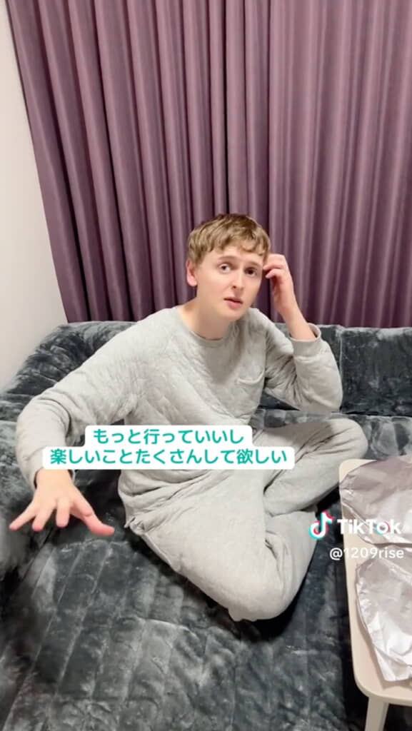 話すルイスさん