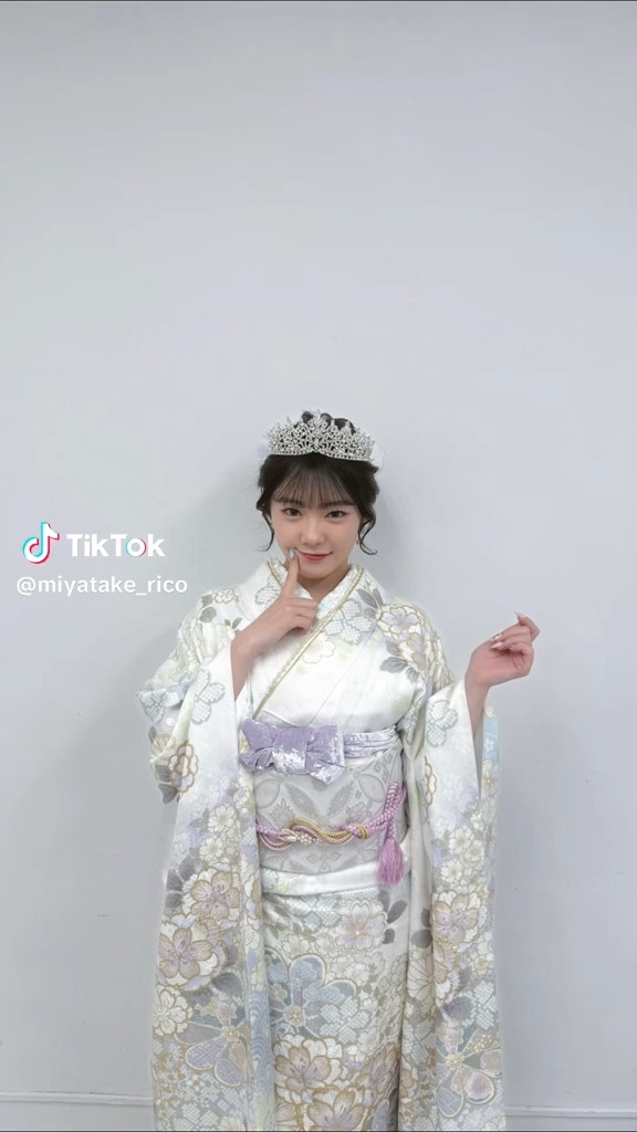 ティアラとのコーデがすてきですね