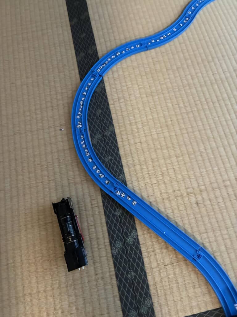 つながったプラレールの中に……