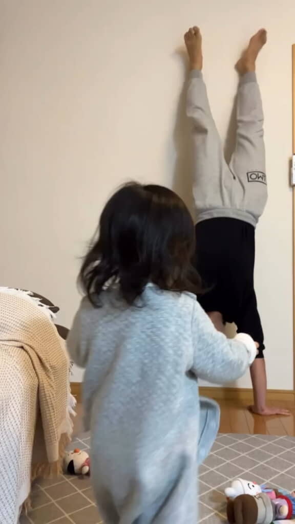 逆立ち中のパパを見て娘さんが……