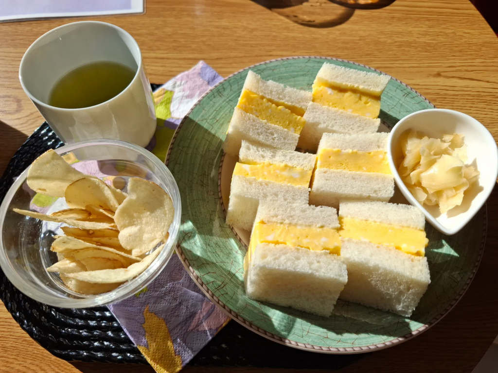 ご飯の代わりにたまごサンドイッチとお菓子