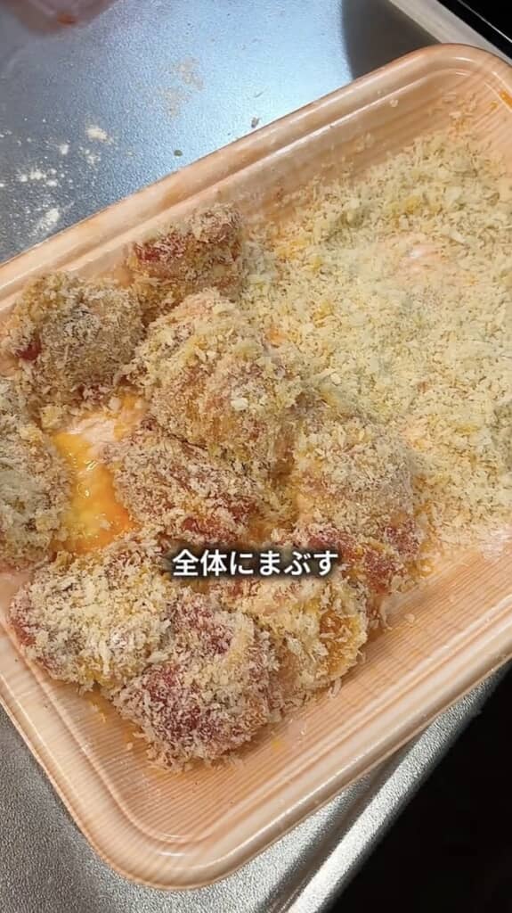 卵やパン粉もトレイの上でまぶし