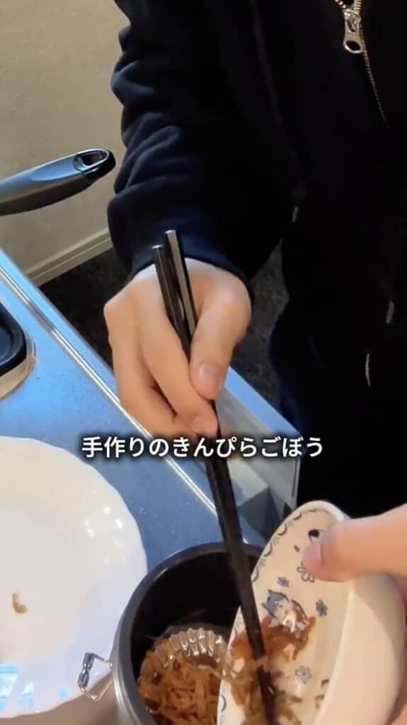 きんぴらごぼうなどのおかずを詰めて……