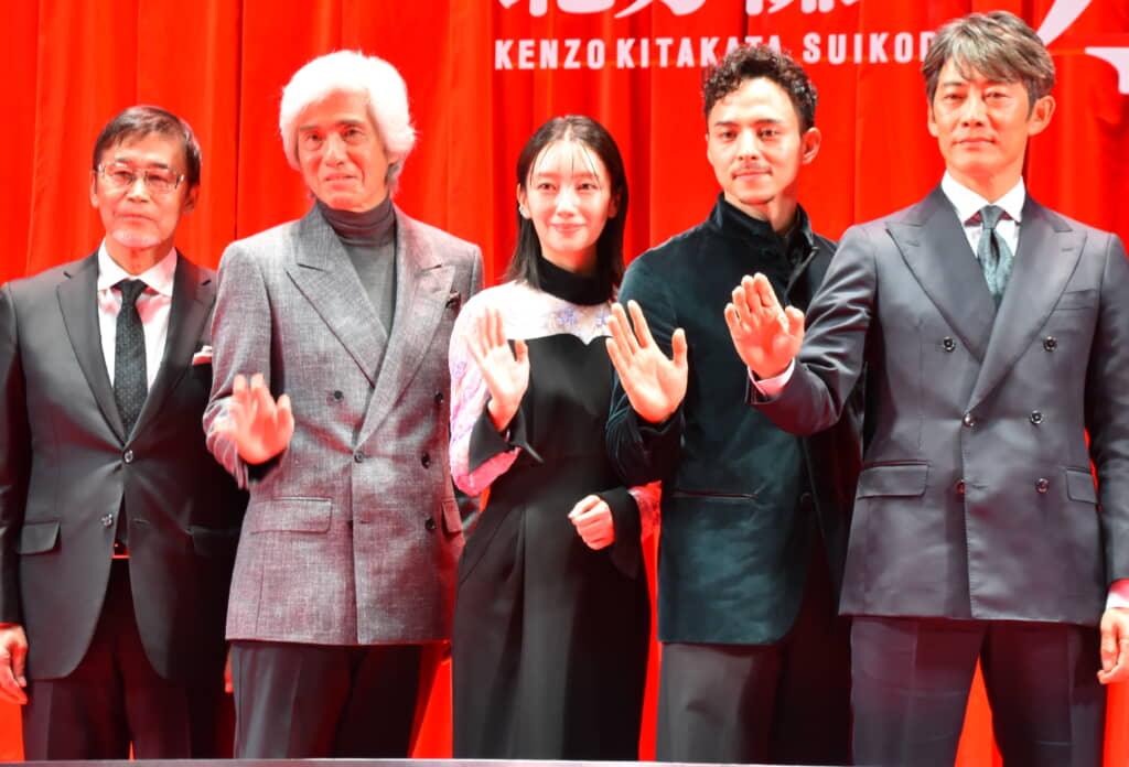 左から若松監督、佐藤さん、波瑠さん、満島さん、反町さん