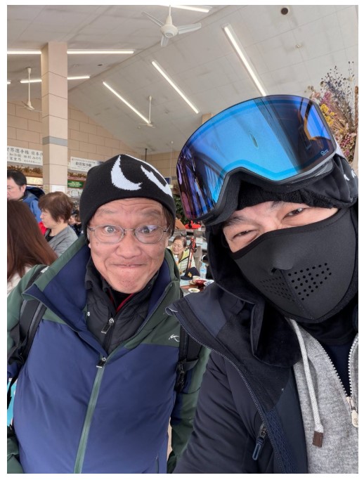 アルペンスキーの全国大会に出場した息子を見守る高橋克典