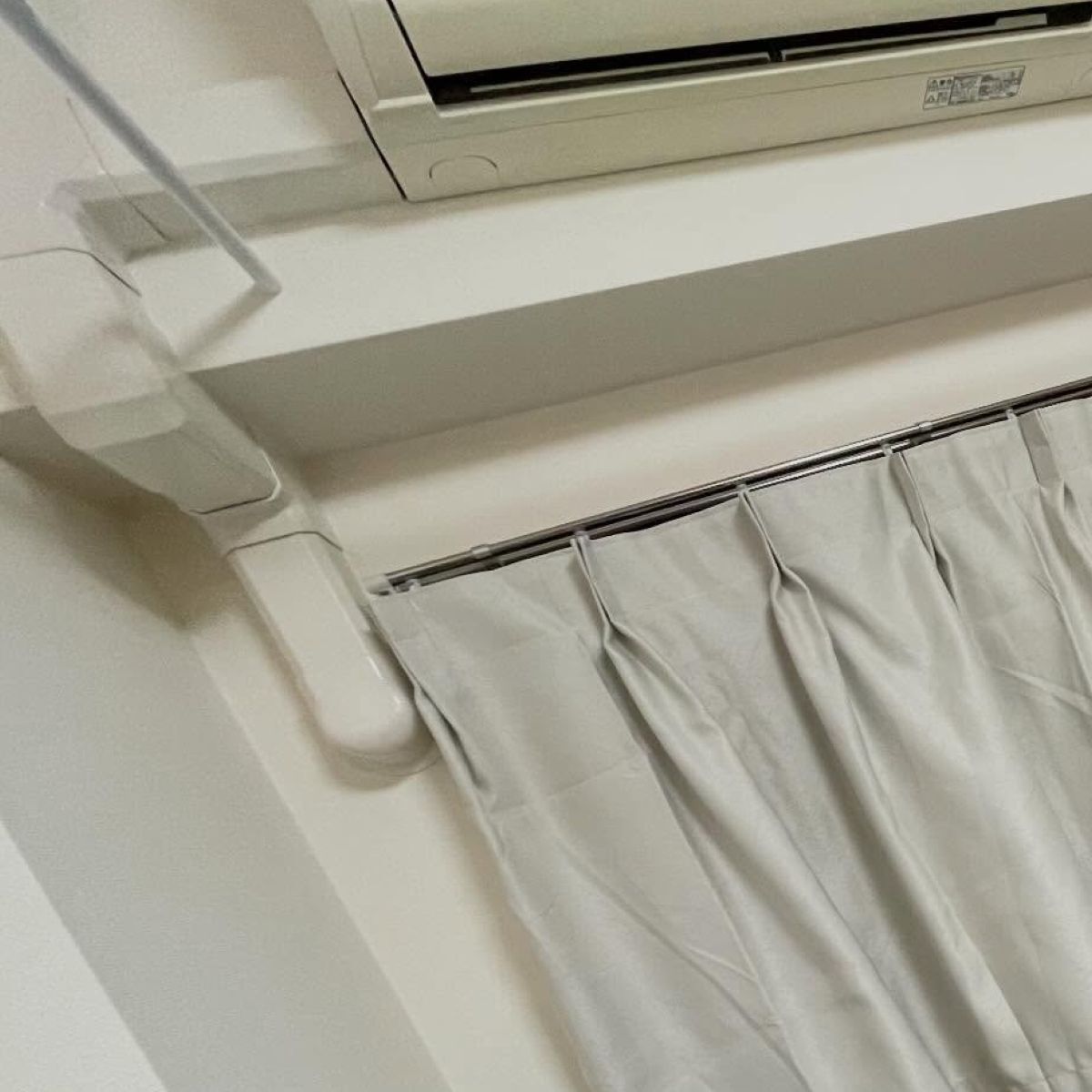 引っ越しに合わせてオーダーカーテンを購入→取り付けたら……　まさかの光景に「うそだろ」「ミスにも程がwww」 | ライフスタイル ねとらぼ