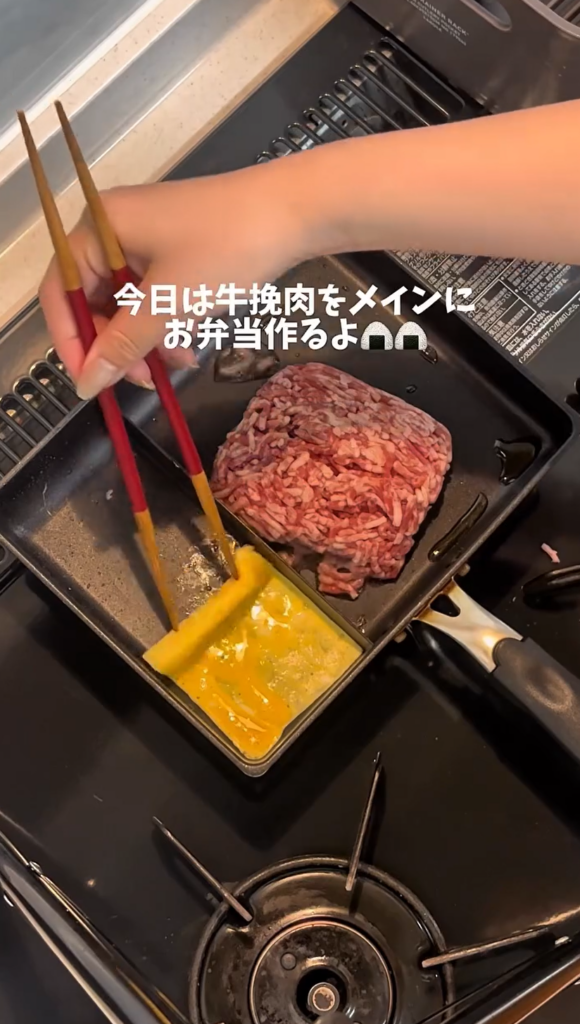 左で卵焼きを作りつつ、右側で牛ひき肉を調理