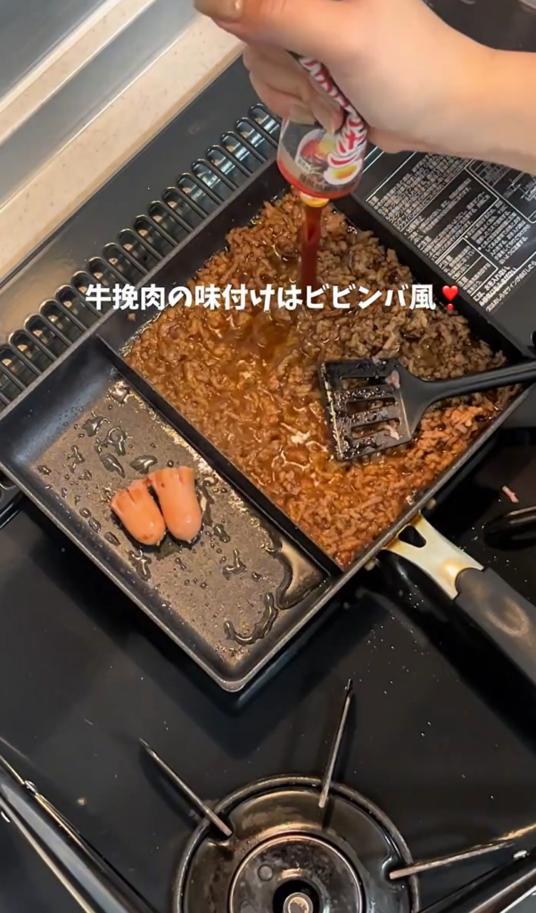 左側にウィンナーを入れ、ひき肉はビビンバ風の味付けに