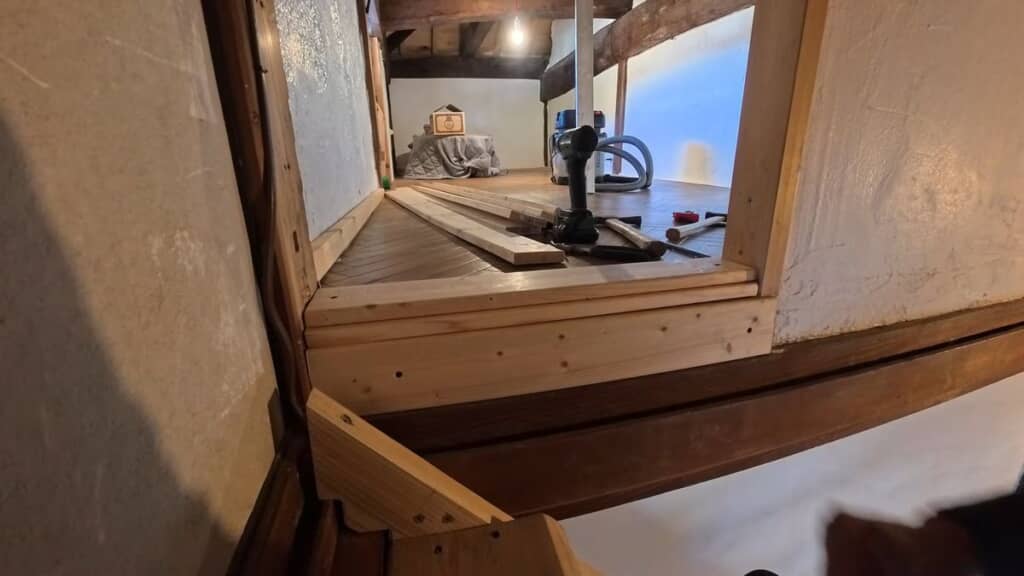 新しい板材を取り付けた屋根裏部屋の入口