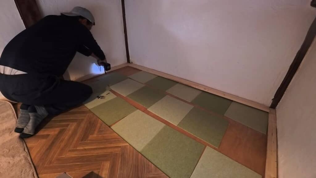 緑色のクッションマットを敷き詰める