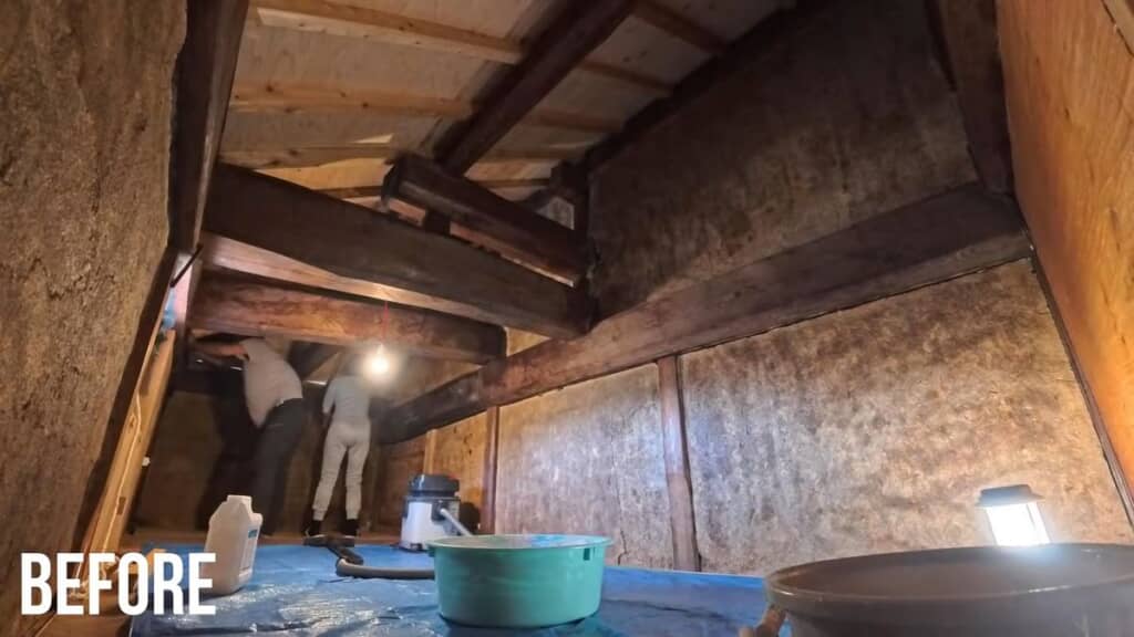 暗さと狭さに満ちている作業前の屋根裏部屋