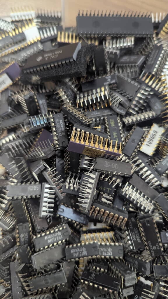 「何かのチップ一式」