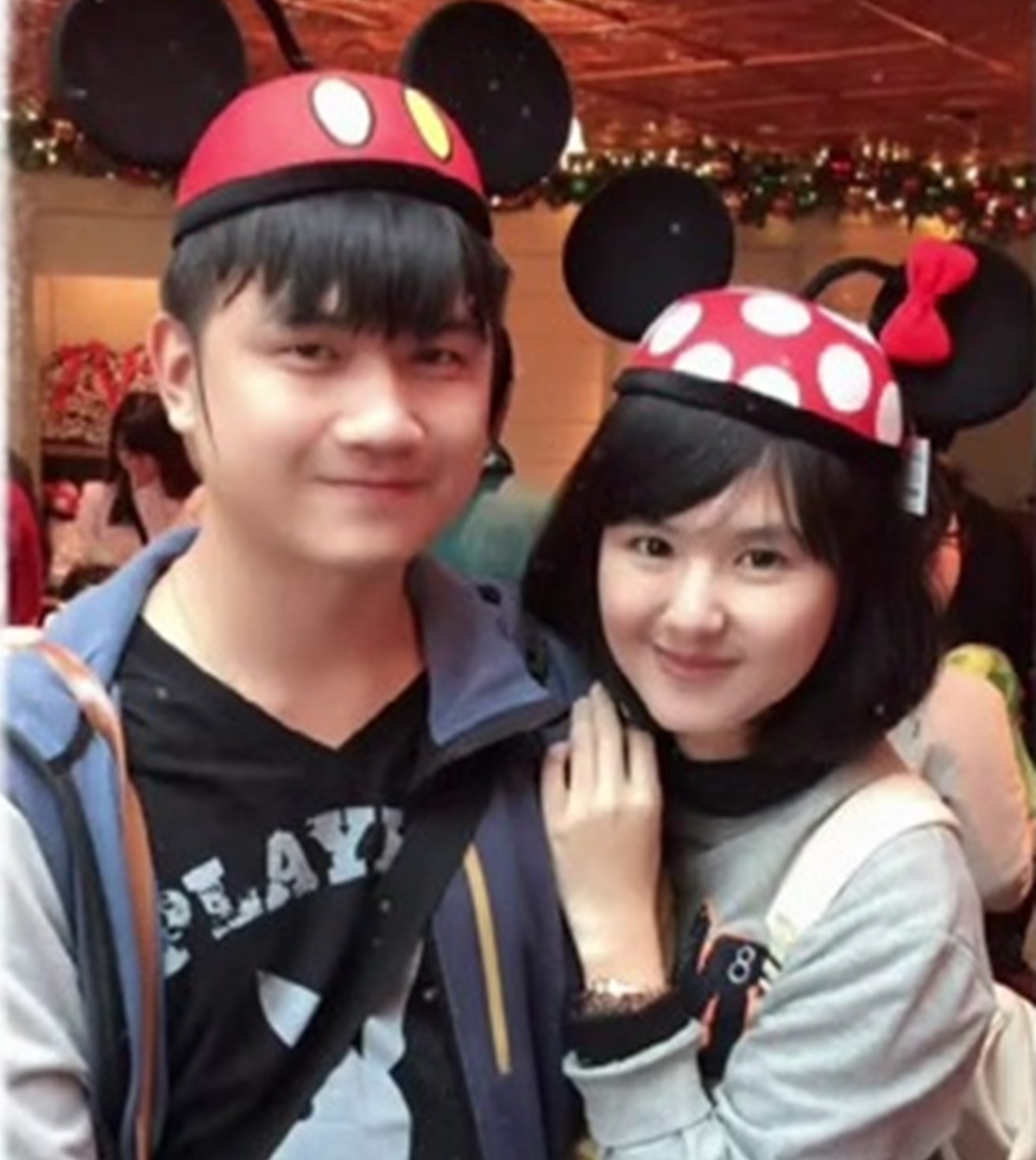 ディズニーランドで寄り添う夫婦→10年後……　目を疑う姿に「どうなってるんだ」「時止まってるよね？」と驚きの声【海外】（1/3） | ライフスタイル ねとらぼ