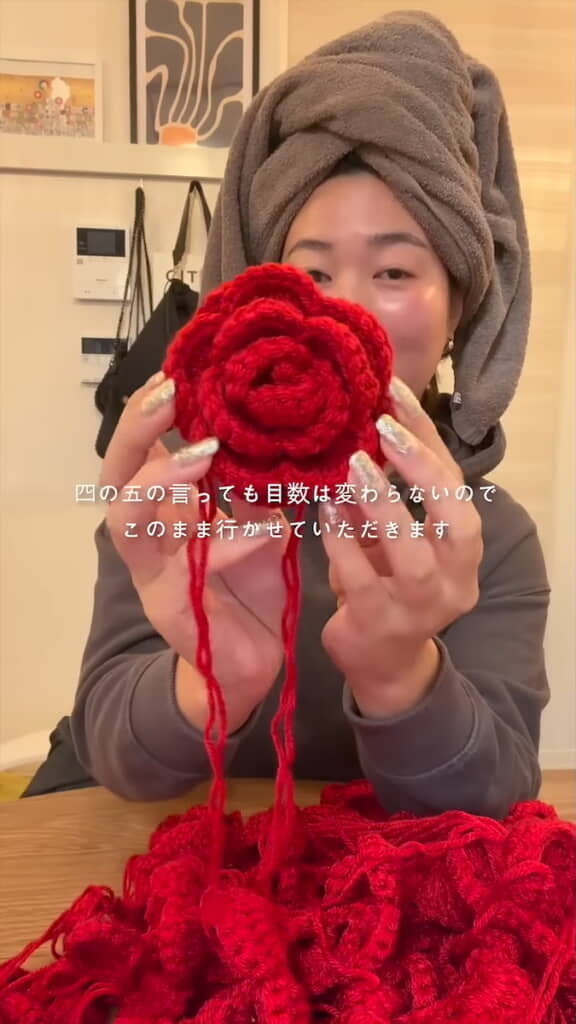 30個のバラの花を編んでいく