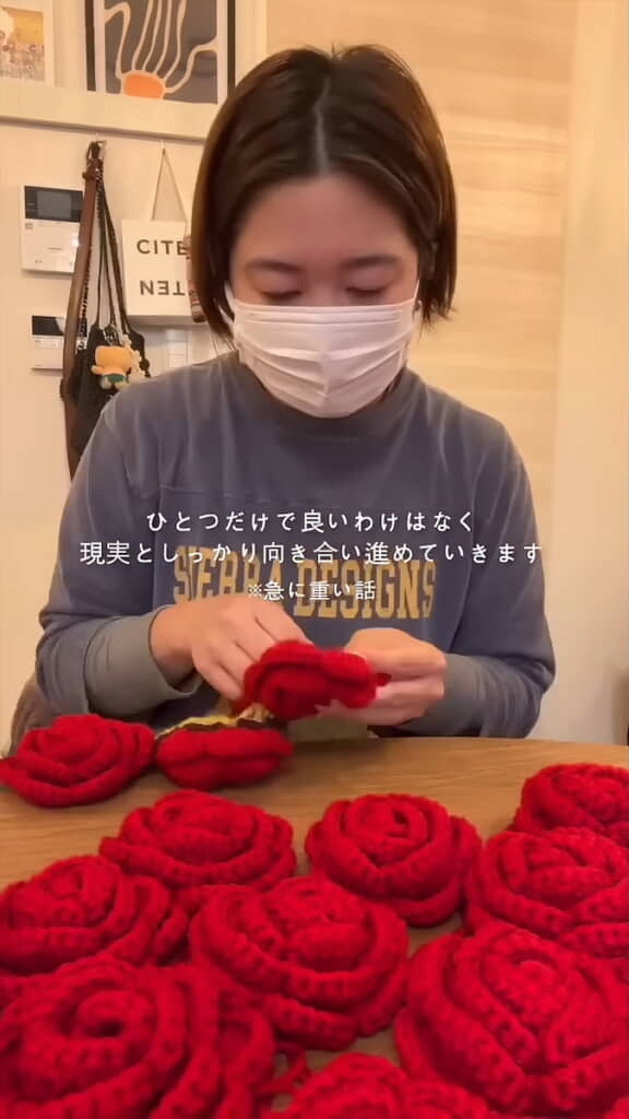 ブランケットの周囲に花を付けていく