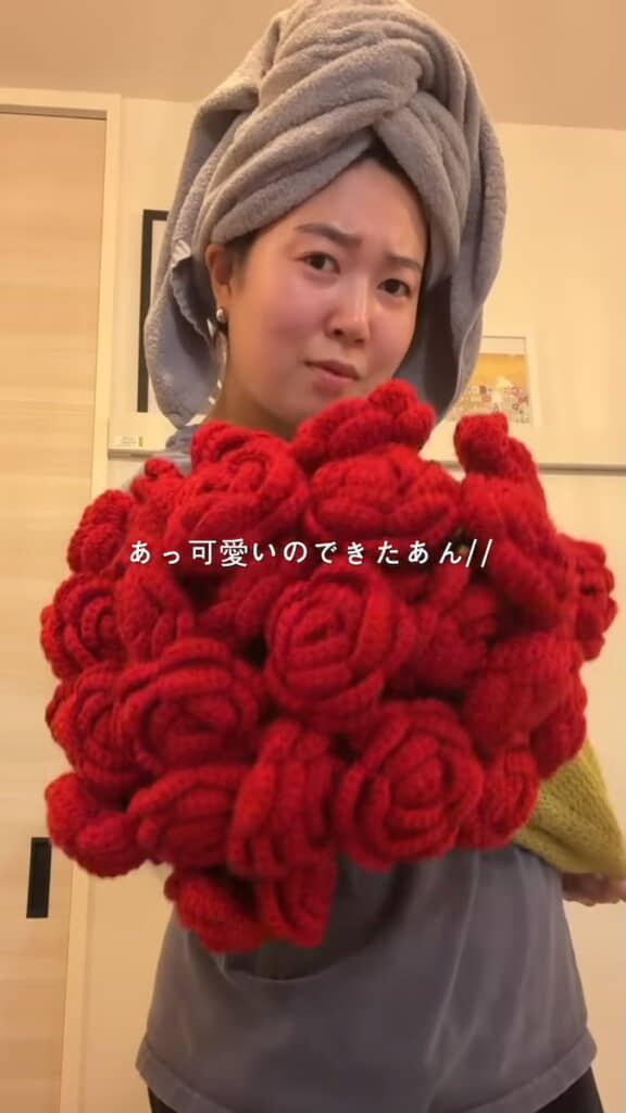 持ち方ひとつでバラの花束が出現！