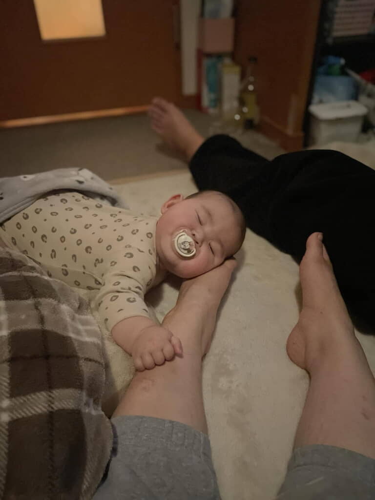 ママの左足の上でスヤスヤ