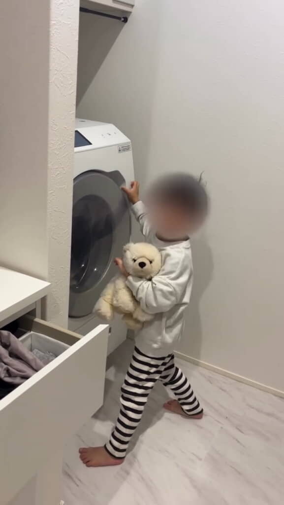 こちらを見て固まる次男くん